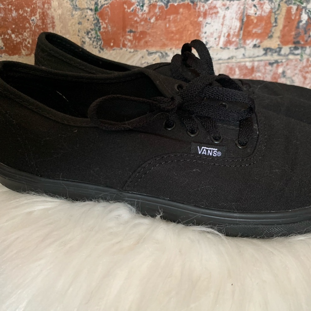 Van’s size 7 black lace up shoes